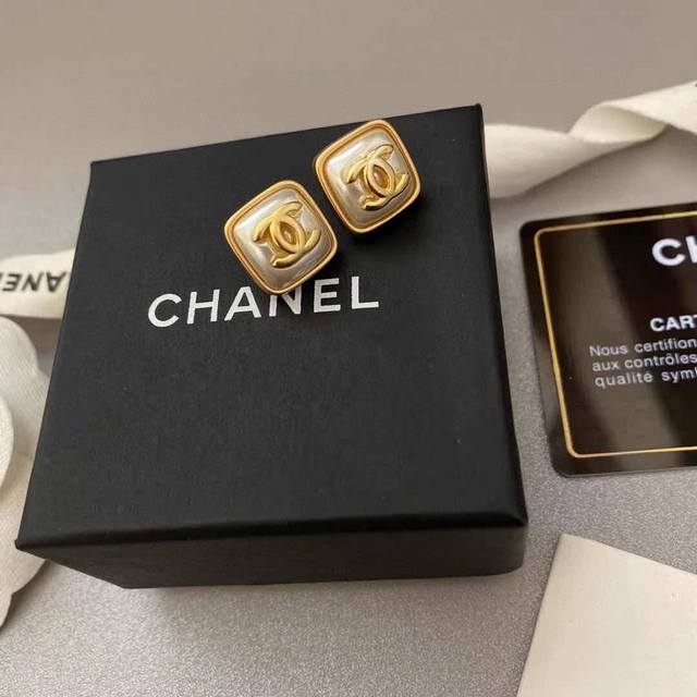 Chanel 小香方形珍珠双c珍珠耳钉 高端品质 专柜原版logo字印同材质真正黄铜 离子电镀 925银针做工精致细腻 重工版本 超级仙女唯美的一款 做工超级细